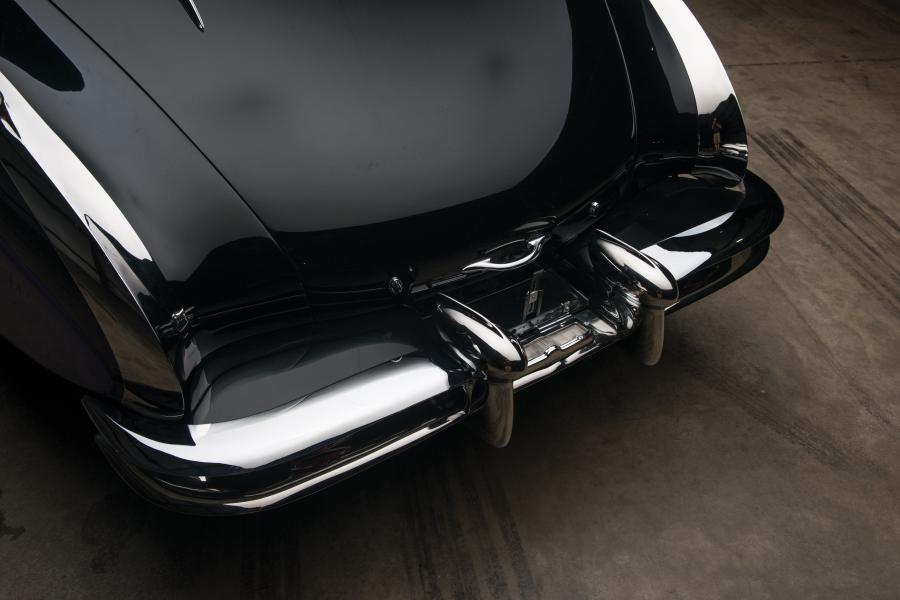 Детали экстерьера Cadillac Series 62 Custom Cabriolet by Saoutchik 1948 года  (фото 4 из 32)